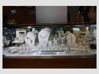 Витрина изделий с сапфирами. World Sapphire Company, Чантабури, Таиланд
